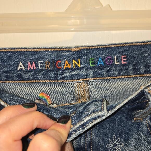 American Eagle Embroidered denim shorts sz 4 - Picture 3 of 5